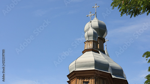 Obraz na plátně Orthodox wooden church domes under a blue sky in Tulyntsi, Kyiv Oblast, Ukraine