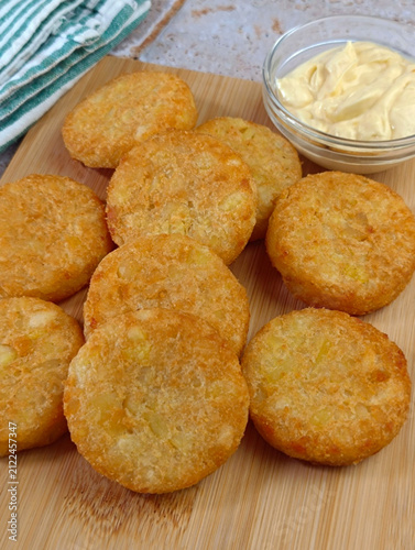 Röstis croustillants avec mayonnaise en gros plan