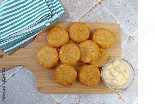 Röstis croustillants avec mayonnaise en gros plan