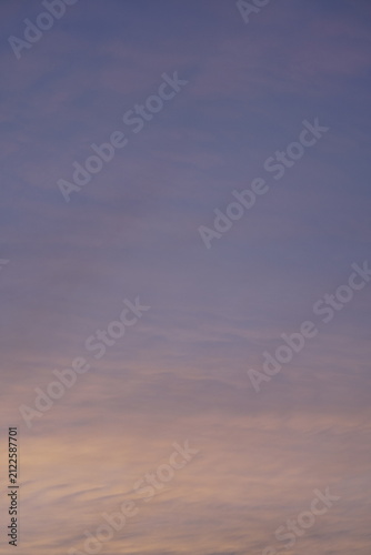 Abendlicher Himmel mit tiefem blau und leuchtendem orange, dezent