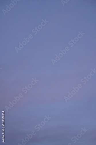 Ruhiger blauer bis violetter Himmel am Abend