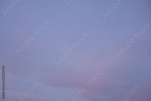 Schöner blauer Himmel am späten Abend