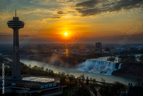 Bild auf Leinwand Sunrise over Niagara falls