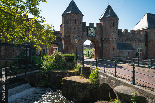 Fotografie Front view of Koppelpoort gate beside a canal weir in Amersfoort
