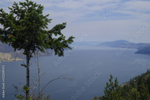 Fotografía Okanagan Lake seen from trail on Kelowna's Knox Mountain looking north with smok