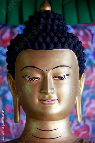 Fotografía A gilded statue of Shakyamuni Buddha in a Tibetan pagoda.