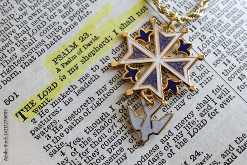Fotografía A Protestant Huguenot cross resting on a Bible opened to Psalm 23, “The Lord is my shepherd
