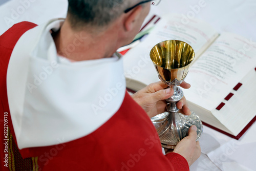 Cuadro en lienzo A priest celebrates Mass at the Sanctuary of the Blessed Fountain, holding a golden chalice