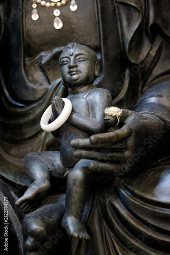 Foto Guanyin Bodhisattva Holding Child at Viharn Sien
