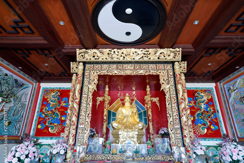 Foto Golden Taoist Altar at Viharn Sien Temple