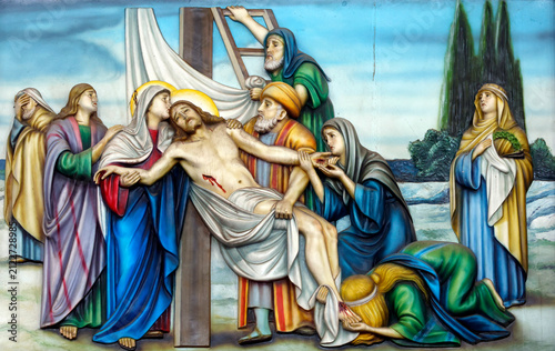 Foto Station XII Deposition from the Cross Relief