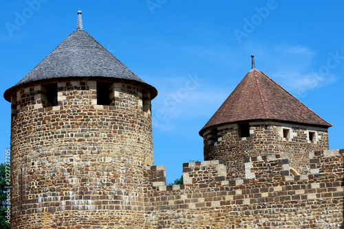 Fotografie Medieval Towers and Ramparts of Château de Guédelon