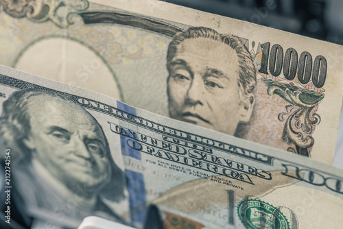 Quadro su tela Japanese Yen versus US Dollar banknotes inside currency counter machine