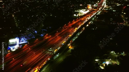 夜のインターチェンジを空撮　4K