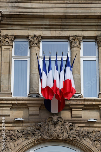 Un drapeau français qui flotte sur la préfecture à Lille