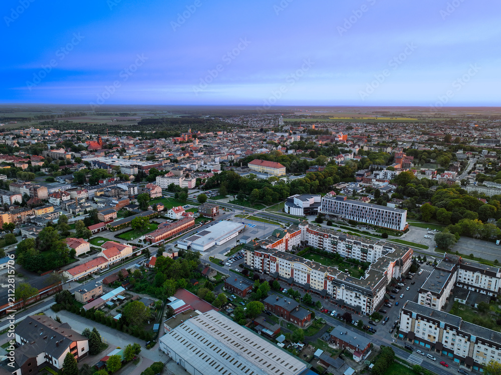 Fototapeta premium Centrum Leszna i zabudowa miejska z lotu ptaka podczas niebieskiej godziny