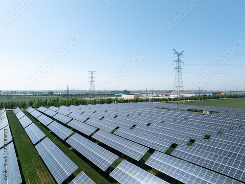 Tapety artystyczne neatly arranged solar photovoltaic panels under blue sky