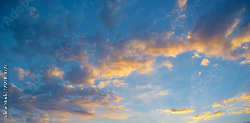 Foto Majestic atmospheric sunset scene with glowing orange pink clouds and sun rays p