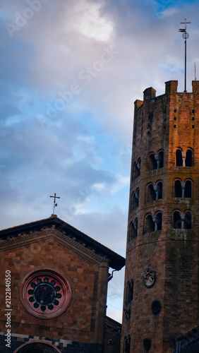Quadro su tela View Of Church Of Sant Andrea And Bell Tower In Orvieto