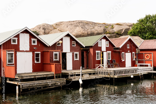 Foto Sweden Harbor with Traditional Red Boathouse and Coastal Scenery