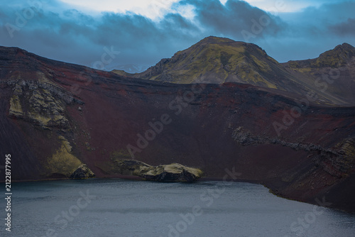 Fotografie Volcanic crater lake with moss-covered mountains in Iceland