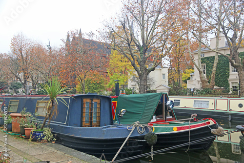 Fotografía Narrow boats moored on a Canal in London