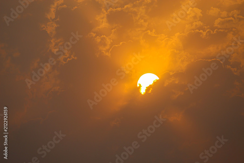 Fotografie Serene Golden Sunrise Glowing Behind Soft Mist and Clouds