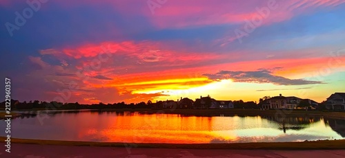 Fotografie Vibrant Pink‑Purple Sunset over Lakeside Luxury Homes in Carmel, Indiana