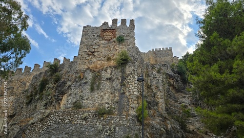 Foto Low angle view of a medieval stone castle bastion with crenellated walls built o