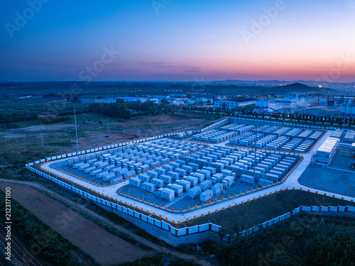 фотографія Large-scale energy storage power station captured during twilight with aerial pa