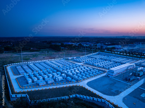 Fotografía Large-scale energy storage power station captured during twilight with aerial wi