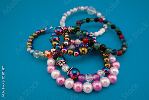 Foto A collection of handmade beaded bracelets crafted from colorful decorative beads