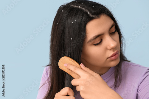 Young woman with dandruff p...