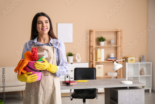 Young woman with cleaning s...