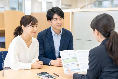 Naklejka 住宅ローンの相談を銀行の窓口で受ける