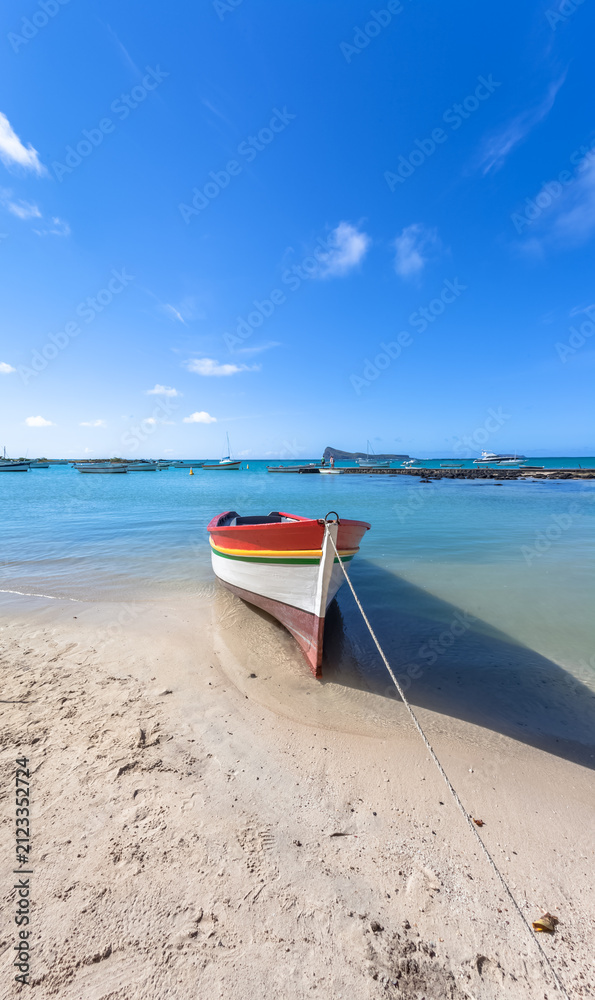 Obraz premium Barque sur plage de Cap malheureux, île Maurice 