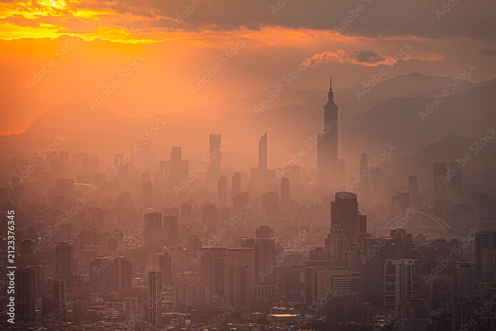 Fototapeta premium Taipei 101 skyline glowing in golden sunset haze