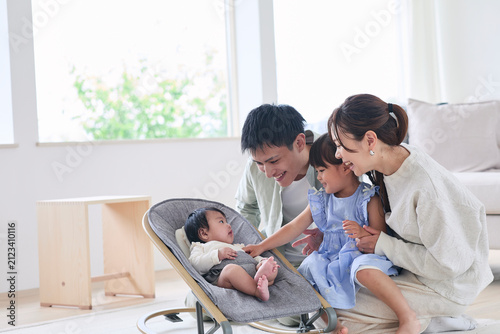 リビングでくつろぐ家族