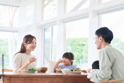 食事をする家族