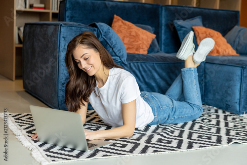 Foto Pretty young woman spending time online and looking flirty