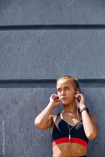 Canvastavla Sportswoman outdoor with smart watch and headphones