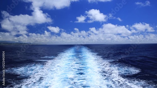 船の航跡と海と空