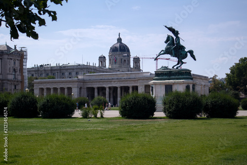 Monumento equestre all'Arciduca Carlo in Heldenplatz con il colonnato del Burgtor e la monumentale cupola del Museo di Storia Naturale sullo sfondo, nel centro storico di Vienna, Austria.