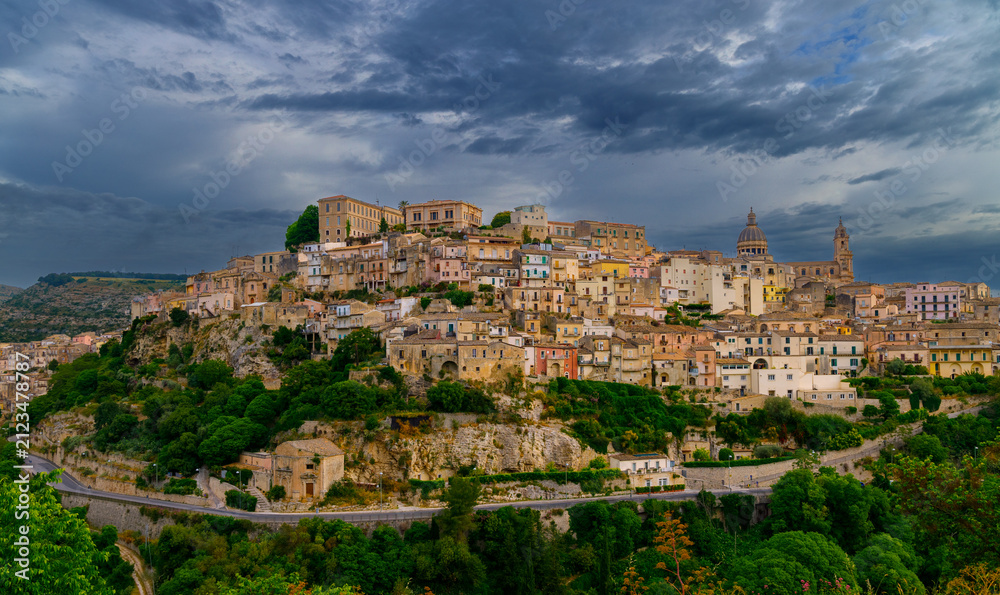 Obraz premium Dramatic ancient Italian hilltop town under moody overcast skies