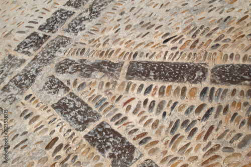 фотографія Traditional stone pavement inside the historic Peñíscola Castle in Castellón, Spain, showing the textured surface of a medieval heritage site