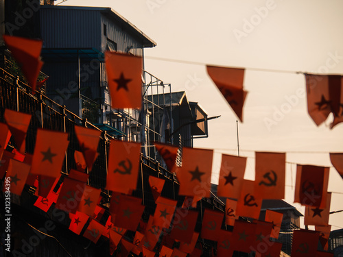 фотографія Silhouette of red Vietnamese flags against the sky at sunset