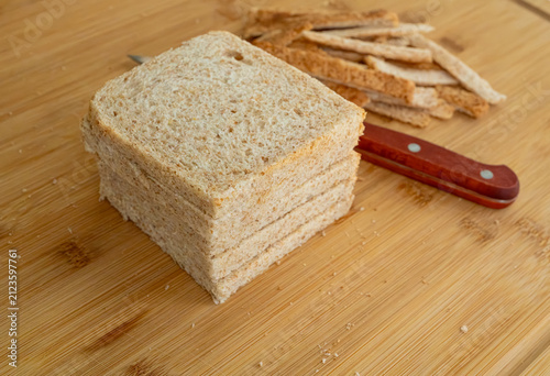 Canvastavla Cutting the crusts off, crustless bread for sandwiches closeup