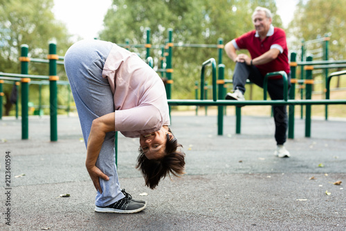 Canvastavla elderly woman does gymnastics on an outdoor sports ground