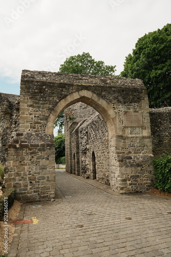 Foto Arche en pierre ou porte dans la vieille ville de Saint-Valery-sur-Somme dans le