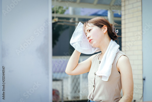 暑さで熱中症の若い女性
Young Woman Feeling Unwell from Summer Heat